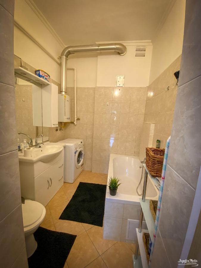 Lovely Central Apartment With Free Parking, Kozponthoz Kozeli 3 Szobas Lakas Győr Exterior foto